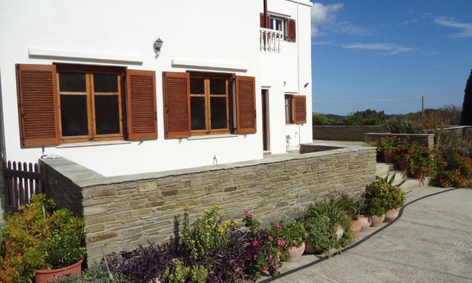 Megas Yialos-Nites House | House in the grass land.