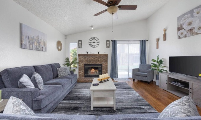 Pumpkin Center House | House in tranquil Bakersfield with WiFi and AC close to stores, bank,restaurant