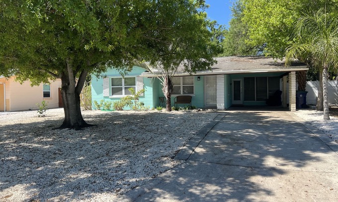 South Pinellas Community Council House | House near BEACH. 5min over in the bridge to beautiful Redington and Madeira Bch