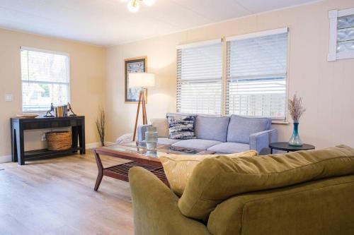 Forest Hills House | House near Tampa Zoo and Busch Gardens, free high speed wifi