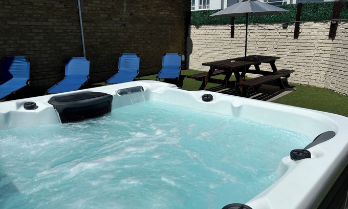 Shoreham-by-Sea House | House near the Beach with Hot tub, Sauna & Parking