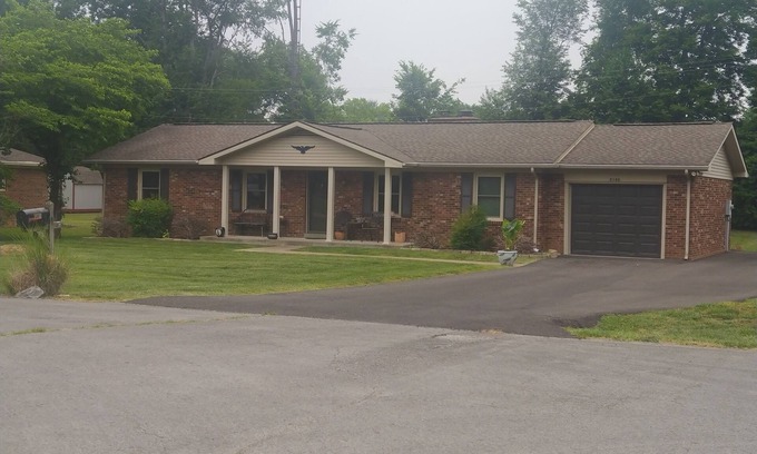 Bowling Green House | House on a quiet court, close to hospitals,restaurants and retail.