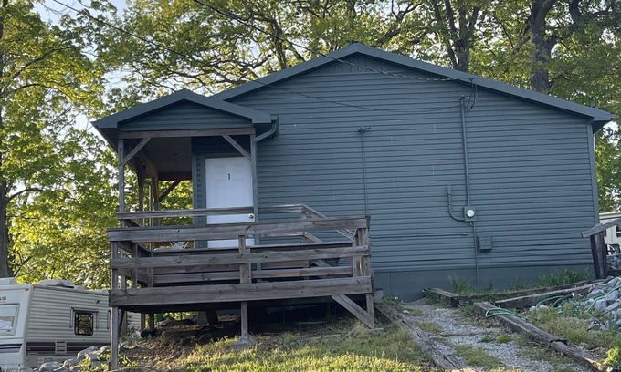 Cadiz Resort | House on Lake Barkley in a marina