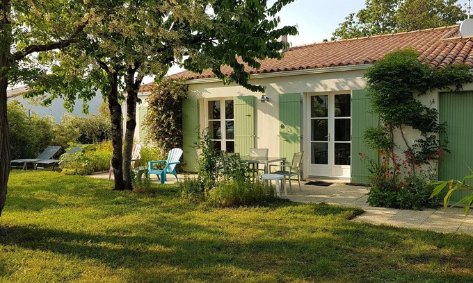 La Flotte House | House on quiet shady plot, near sea, village center and cycle paths