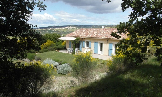 Seguret House | House on the hills of Provence overlooking vineyards .
