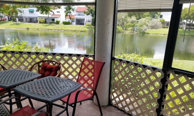 Deerfield Beach House | House on the lake, charming, quiet neighbourhood, heated pool