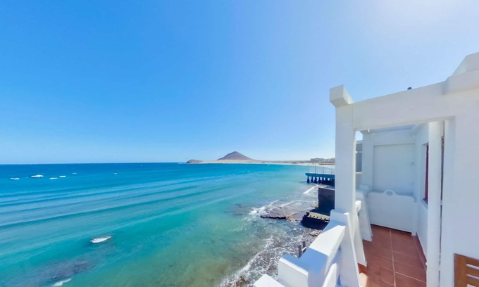 El Medano House | HOUSE OVER THE SEA (touching the water) VERY CENTRAL EL MEDANO, BBQ terrace,