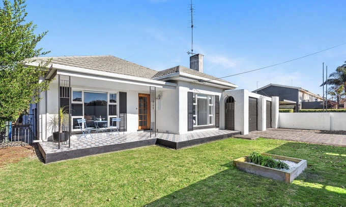 Mount Gambier House | House plus Retreat and Games Room! Sleeps 10 in Mount Gambier, South Australia