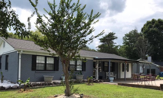 Mocksville House | House Ranch surrounded of peace