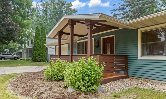 Monona House | House rental less than 5 minutes from downtown Madison.