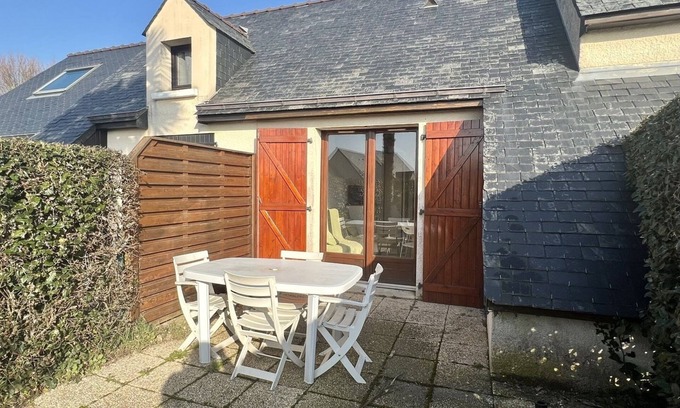 Clohars-Carnoet House | House sleeps 4. Residence with swimming pool. CLOHARS-CARNOËT