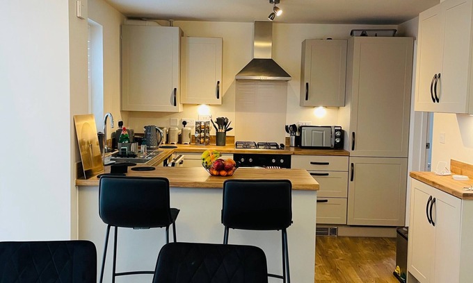 Burton Latimer House | House-Sleeps 8-Parking-Garden-Country Surroundings