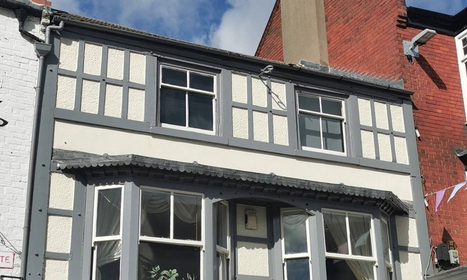 Darlington Apartment | House - Sleeps up to 14 & Parking Available