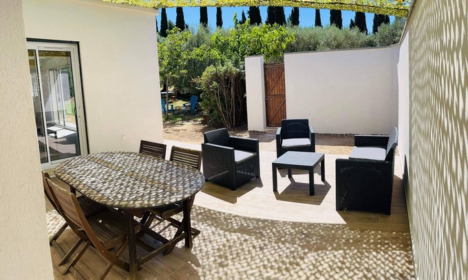 Ceyreste House | House surrounded by olive trees, set against a hill, on 2000 m2 of quiet land