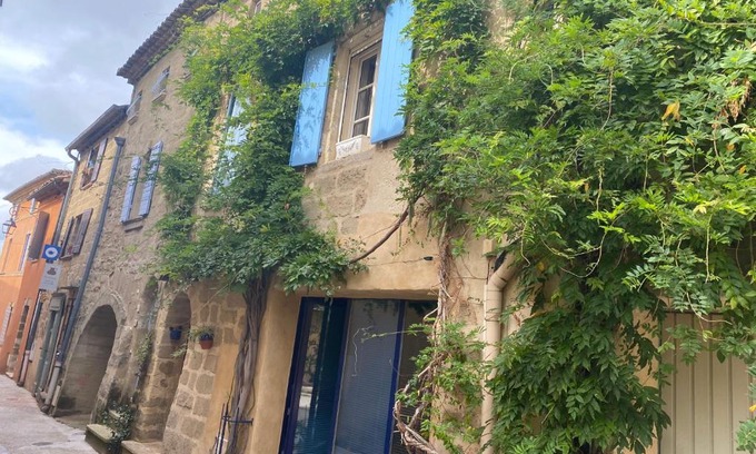 Saint-Quentin-la-Poterie Villa | House with a terrace and 3 bed rooms in a quiet city center