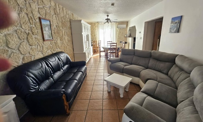 Entressen House | House with garden in a village in Provence, very popular with tourists.