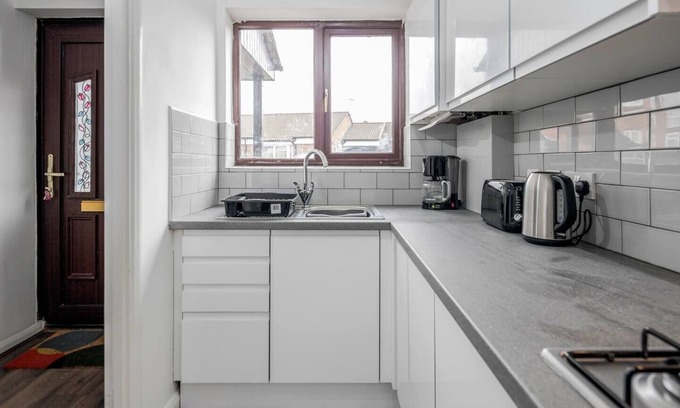 Redbridge House | House with parking, WiFi &Garden