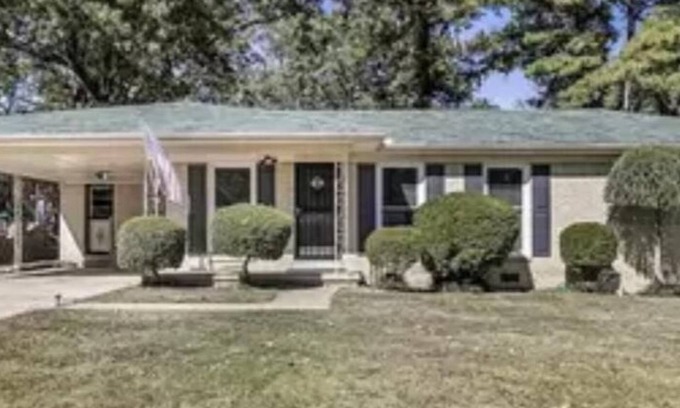 Jackson House | House with pool/privacy/fire pit fence in town