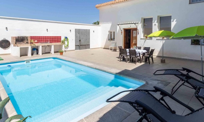 Durcal Cottage | House with swimming pool, wifi and barbecue