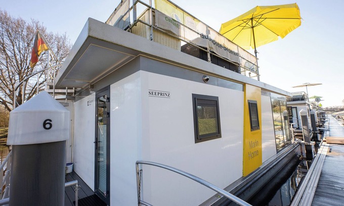Bad Bederkesa House | Houseboat 6 Seeprinz. Romantic and firmly anchored.