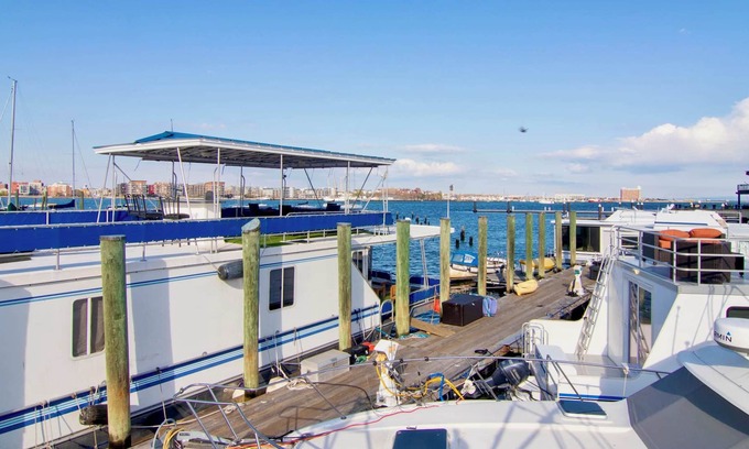 North End Boat Rental | Houseboat Do Little- Stay a little, enjoy a lot!