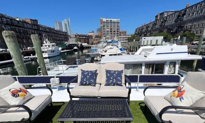 North End Boat Rental | HouseBoat Endless Summer- Luxury Houseboat on the