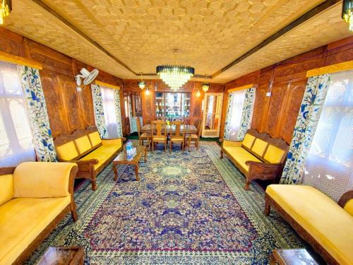 Khattalwada Boat Rental | Houseboat Oslo