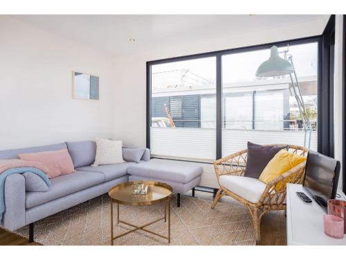 Offingawier Boat Rental | Houseboat Sneekermeer with Garden and Views, cleaning included
