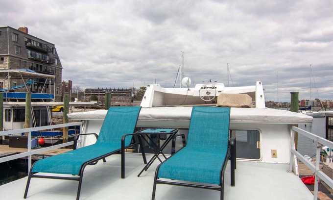 North End House | Houseboat Taurus: Amazing Water Front Views!