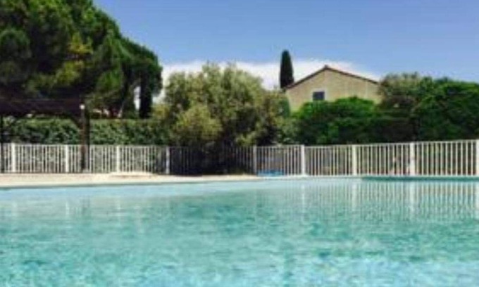 Merindol Condo | Housing in condominium with swimming pool