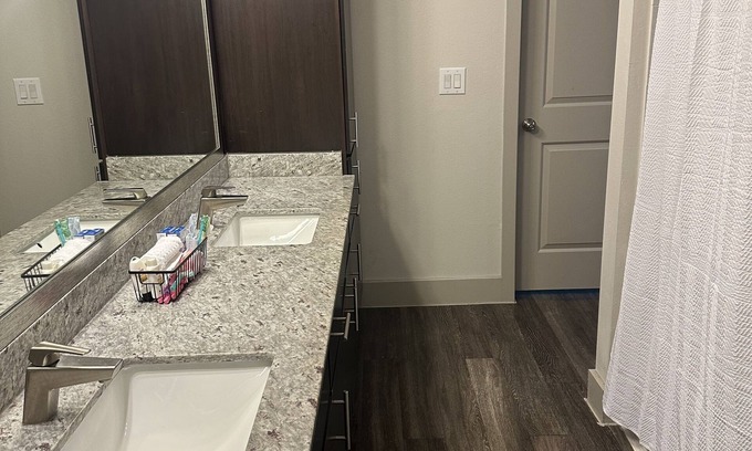 Houston Apartment | Houston 2bed apartment - 10 min. from the Galleria, 5 min from Meyerland plaza.