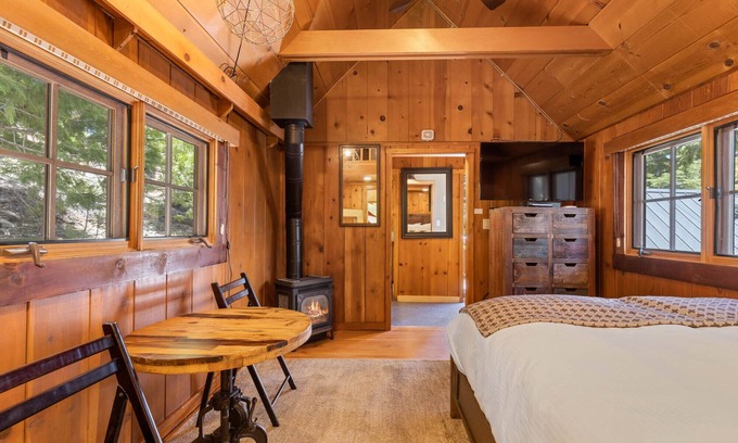 Ridgewood House | Houston Camp By Tahoe Getaways - Four Luxury Cabins and Hot Tub