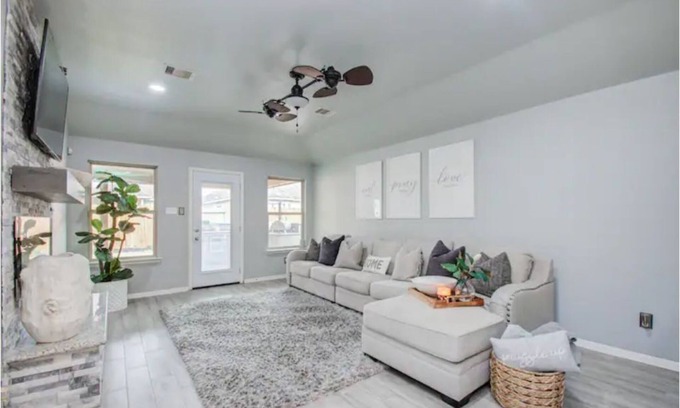 Houston House | Houston Sophisticated 4 room home W/Backyard Escape