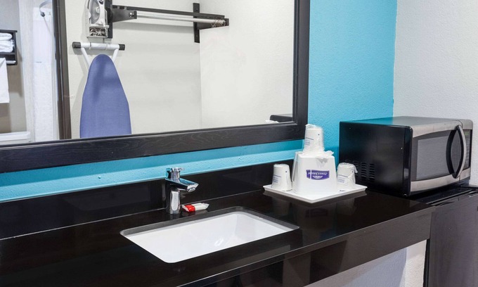 National City Hotel | Howard Johnson by Wyndham National City/San Diego South