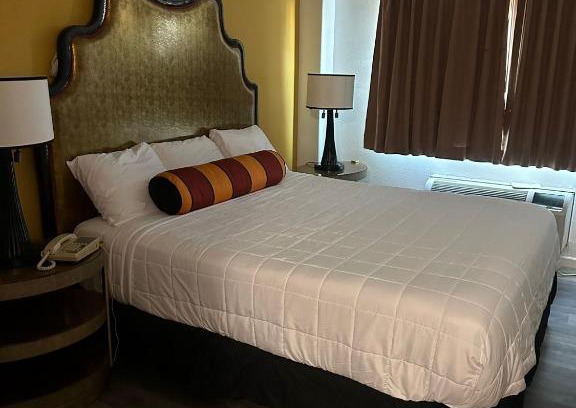 Bakersfield Hotel | Howard Johnson by Wyndham Bakersfield