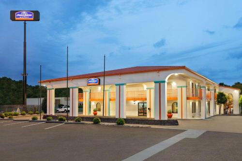 Lookout Valley Neighborhood Association Hotel | Howard Johnson by Wyndham Chattanooga Lookout Mountain I-24