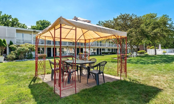 Colonie Hotel | Howard Johnson by Wyndham Albany