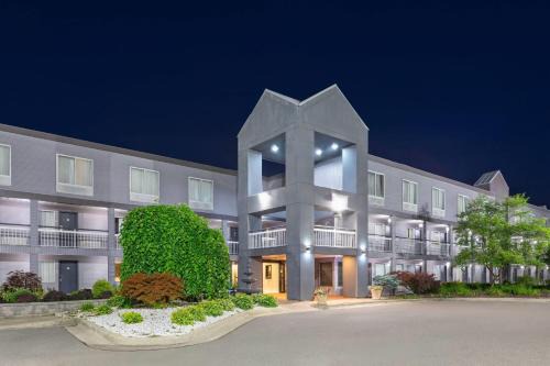 Romulus Hotel | Howard Johnson by Wyndham Romulus Detroit Metro Airport