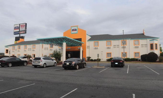 Tifton Hotel | Howard Johnson by Wyndham Tifton GA I-75
