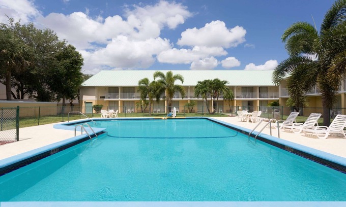 Vero Beach Hotel | Howard Johnson by Wyndham Vero Beach/Downtown