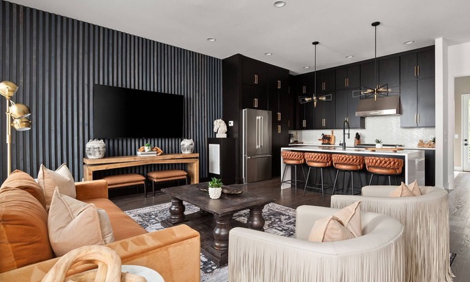 Katie Hill Neighborhood Condo | Howdy Honey! 8 Beds ~ Hot Tub with Double Deck Rooftop & Amazing City Views ~ 3 Miles to Broadway!