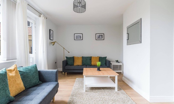 Newcastle-upon-Tyne House | Howick House-Sleeps 5-Pet friendly-Parking-Garden