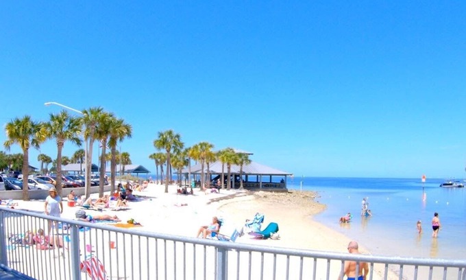 Hudson House | Hudson Come Sea it your self Waterfront with kayak
