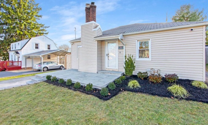 Middletown House | Hudson Lodge - Port Jervis, Hudson River