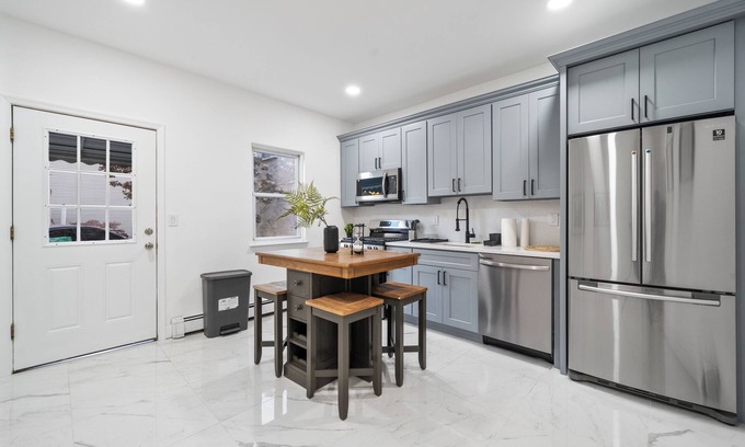 Constable Hook House | Hudson Oasis - Sleeps 10 - NYC - EWR - Free Parking