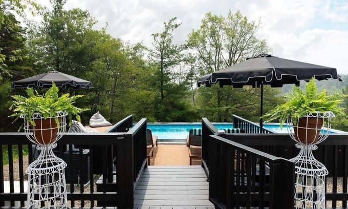 Taghkanic House | Hudsonshire - Stylish retreat with a Pool