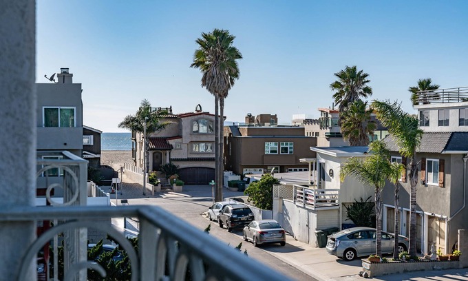 Silver Strand House | Huge 3,600 square foot beach house 5 houses from the sand at Silver Strand Beach