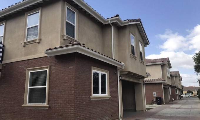 San Gabriel House | HUGE 3BR 2.5BA in prime location near Starbucks, restaurants, markets