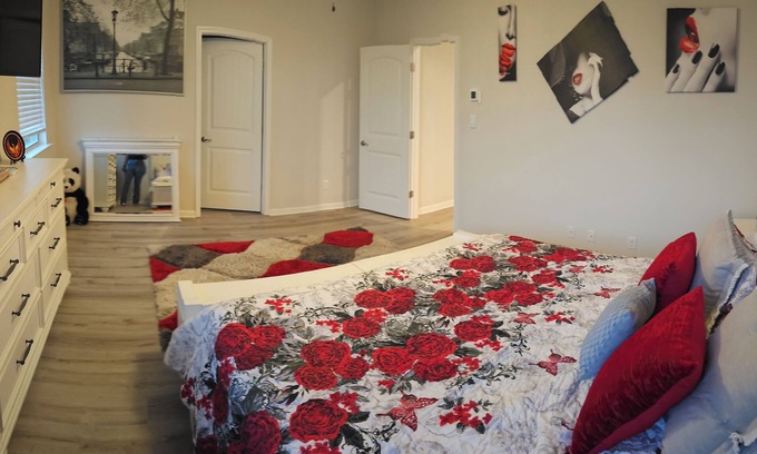 Slidell House | Huge 4-bedroom retreat w/FREE WiFi, in serene Slidell with Lake in backyard