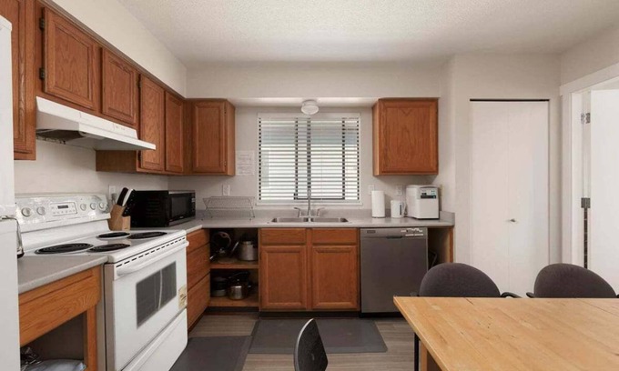 Riley Park Apartment | Huge 4 Bedroom Upper Suite